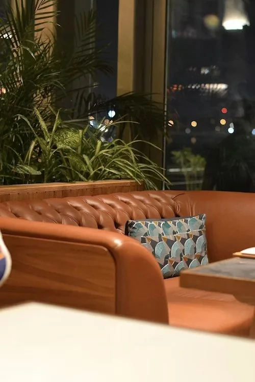 Restaurant lounge